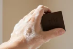 Savon Purifiant à l'Huile de Cade – Eczéma, Psoriasis & Peaux Sensibles | Saponifié à Froid | 150g – Image 5