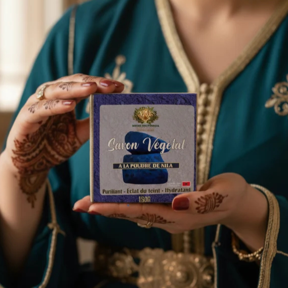 savon-nila-femme-caftan-marocain Savon Végétal à la Poudre de Nila – Saponifié à Froid | 150g – Image 1